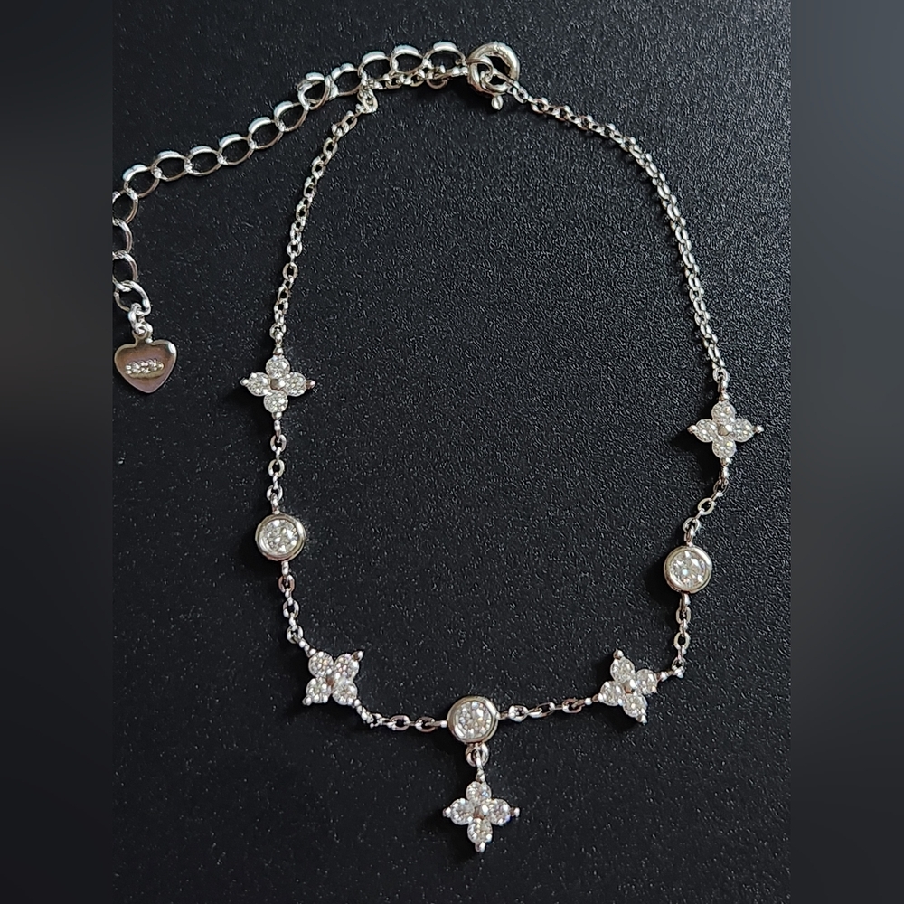 Clover Design Moissanite Diamond Bracelet